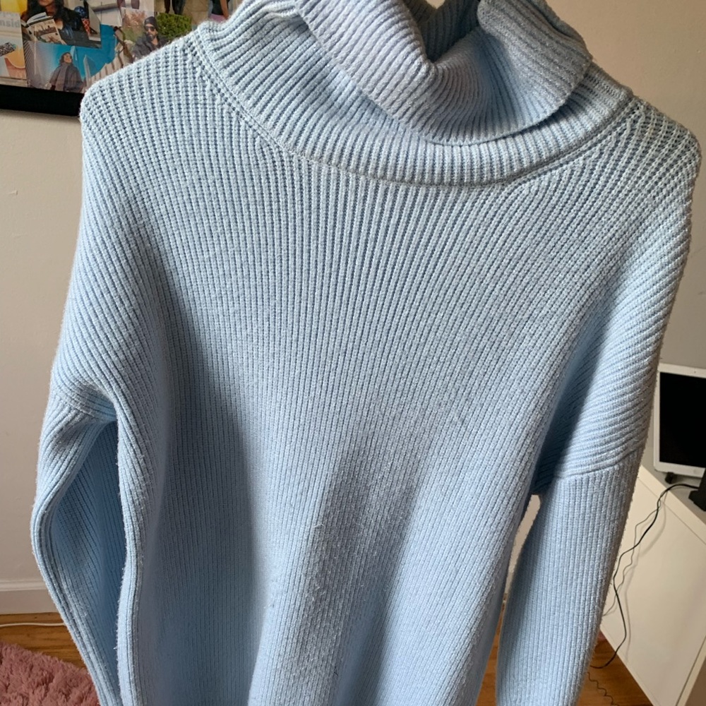 Roll-neck light blue